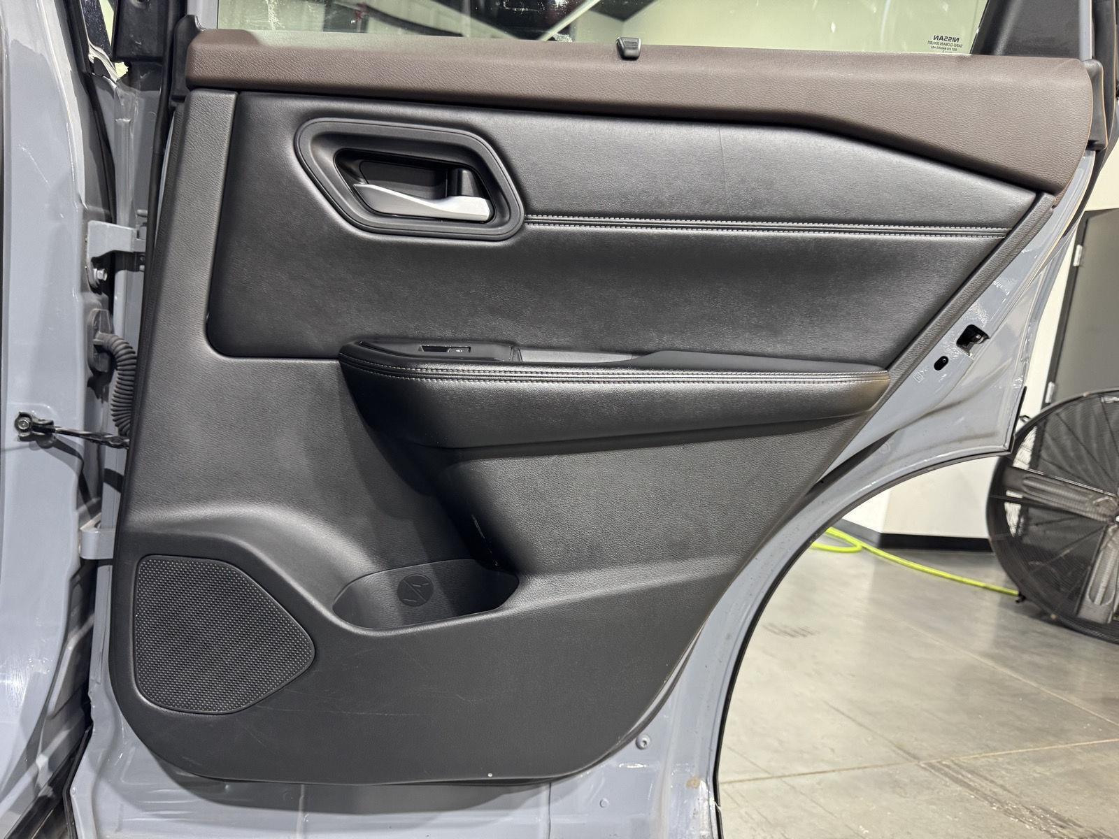 Vehicle photo 28