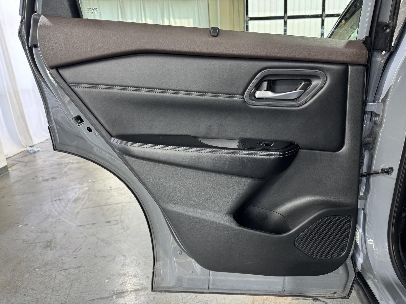 Vehicle photo 30