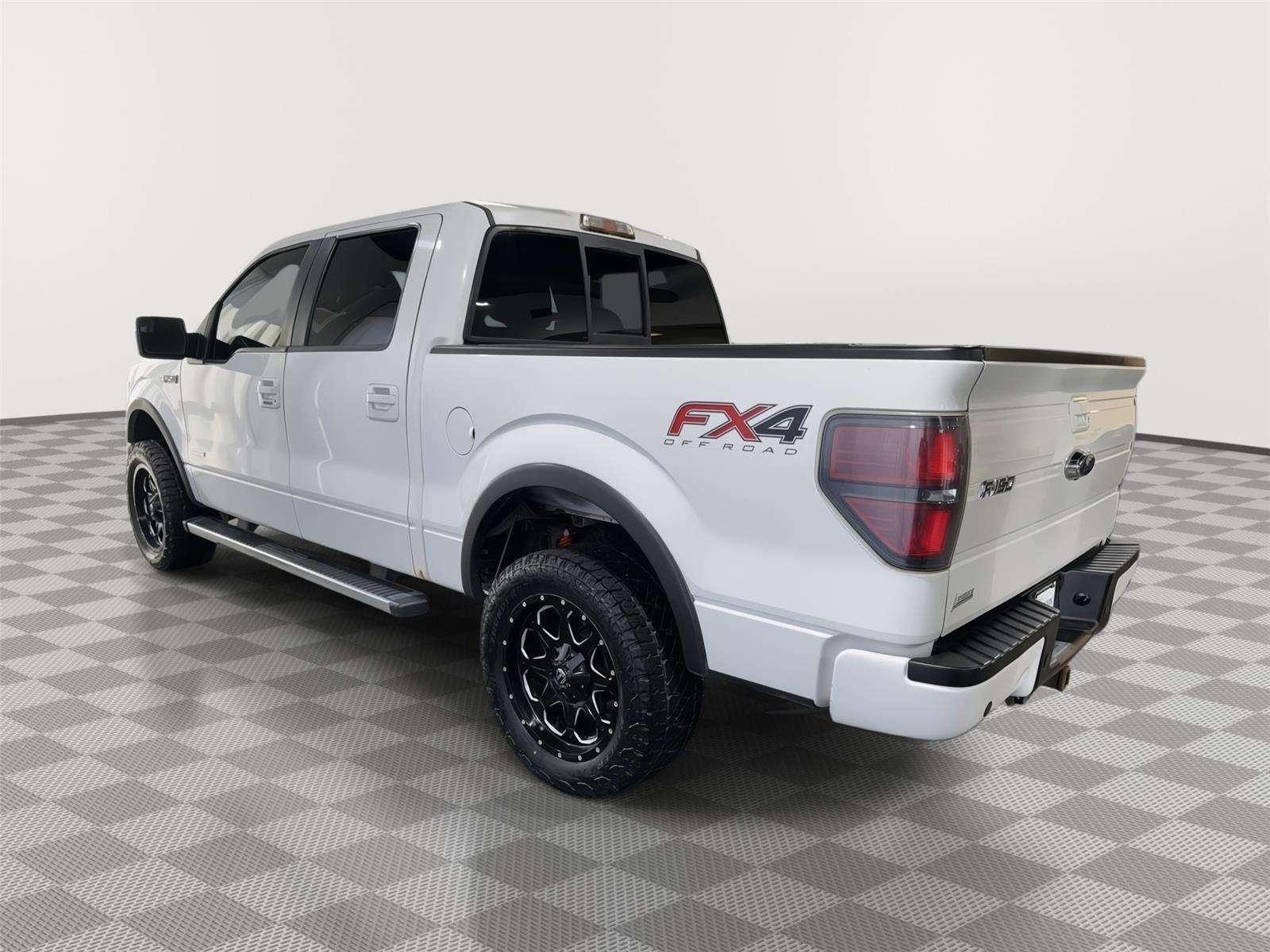 Vehicle photo 8