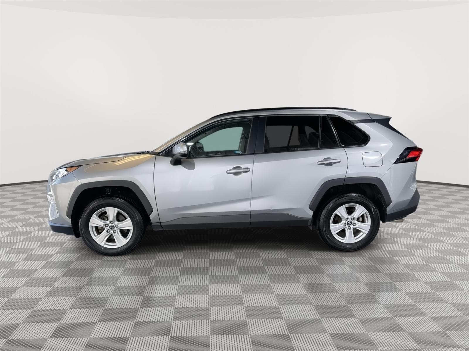 Used 2020 Toyota RAV4 XLE with VIN 2T3W1RFVXLC035595 for sale in Kansas City