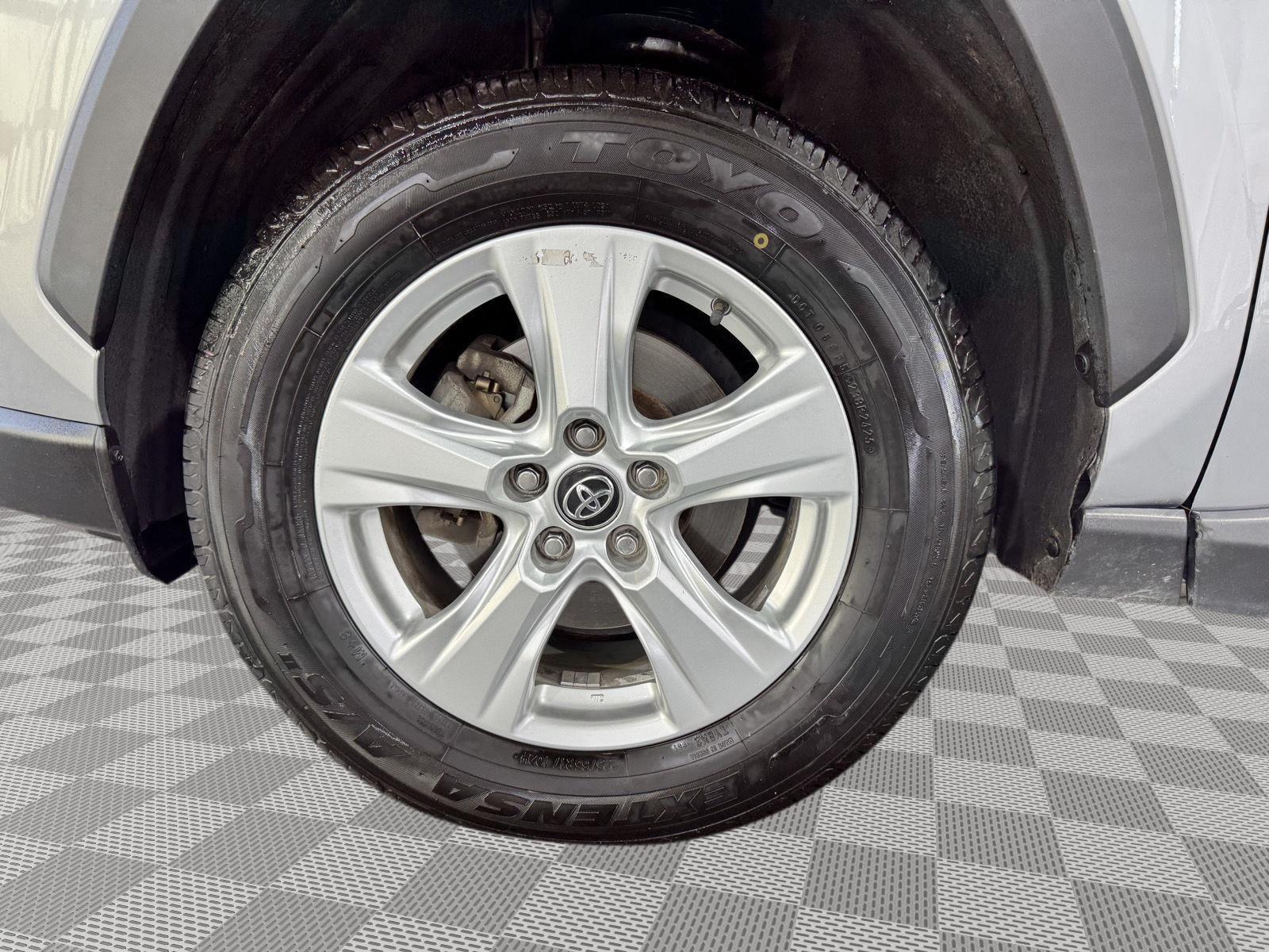 Vehicle photo 9
