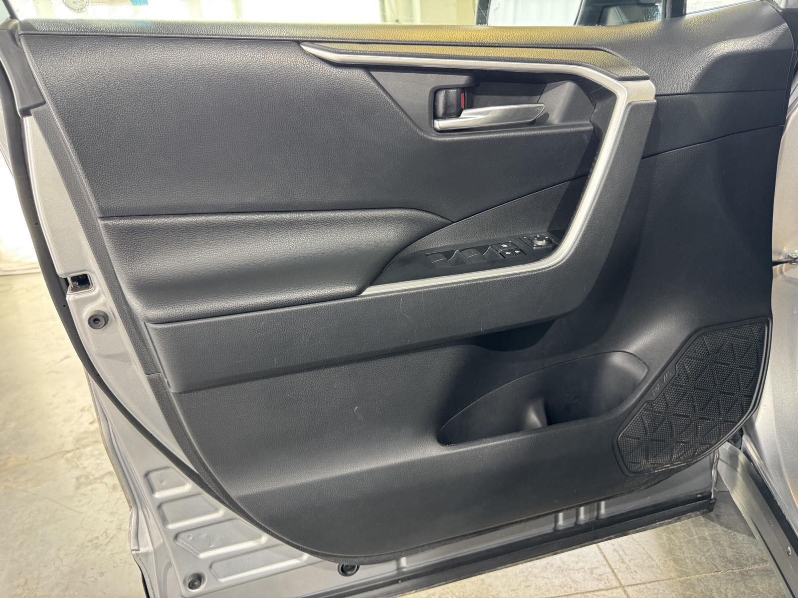 Vehicle photo 16