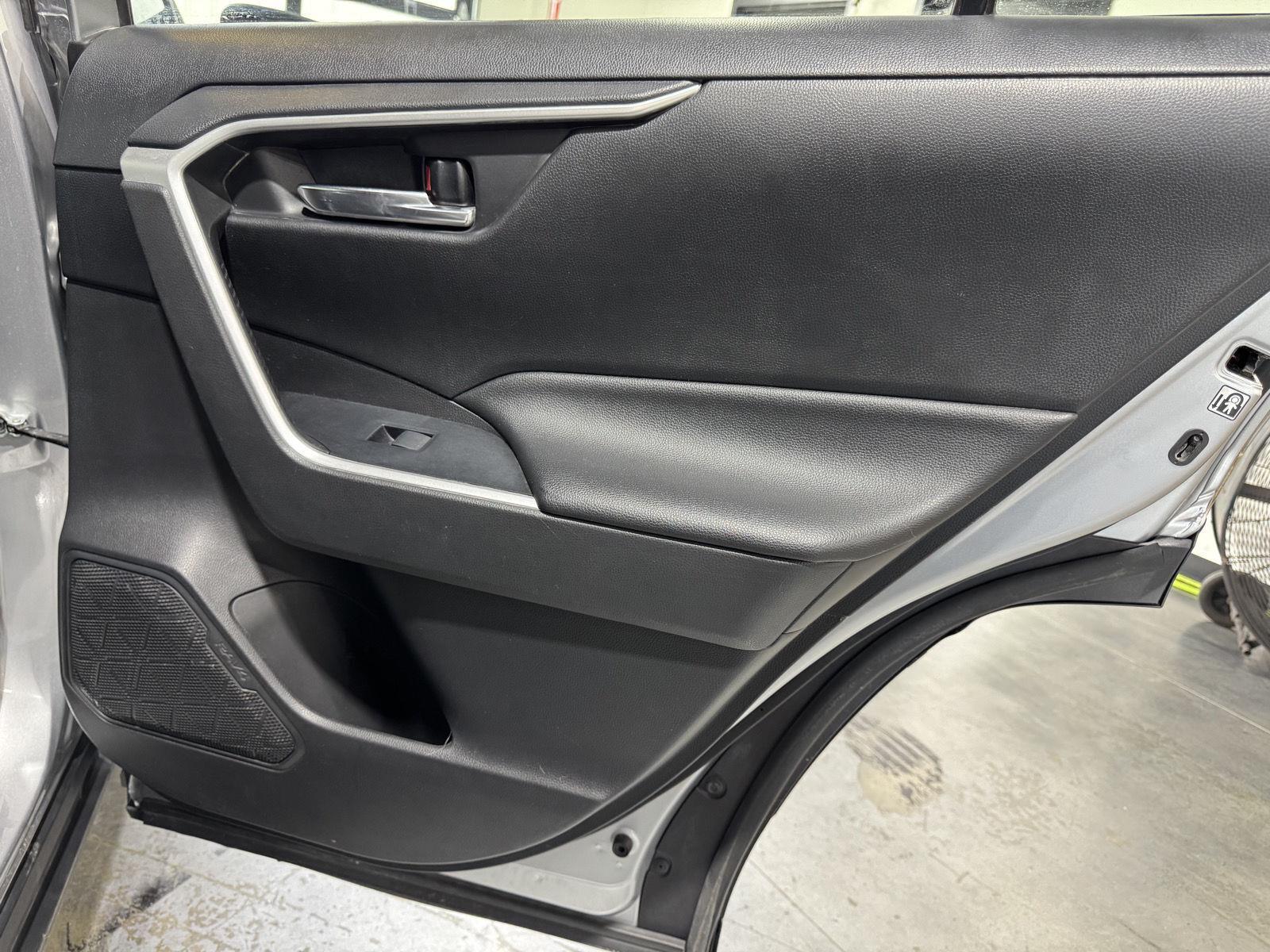 Vehicle photo 25