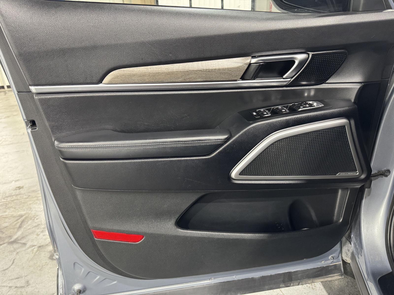 Vehicle photo 17