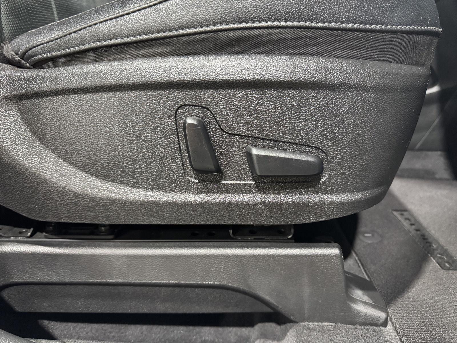 Vehicle photo 25