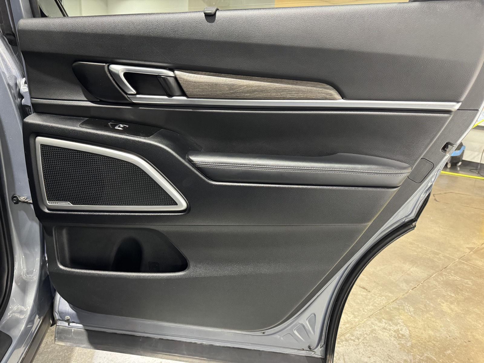 Vehicle photo 26