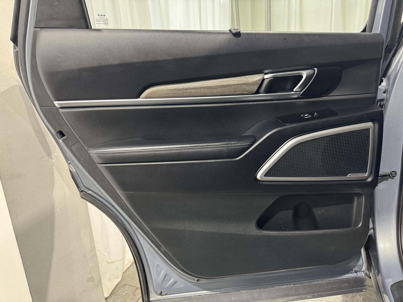 Vehicle photo 29
