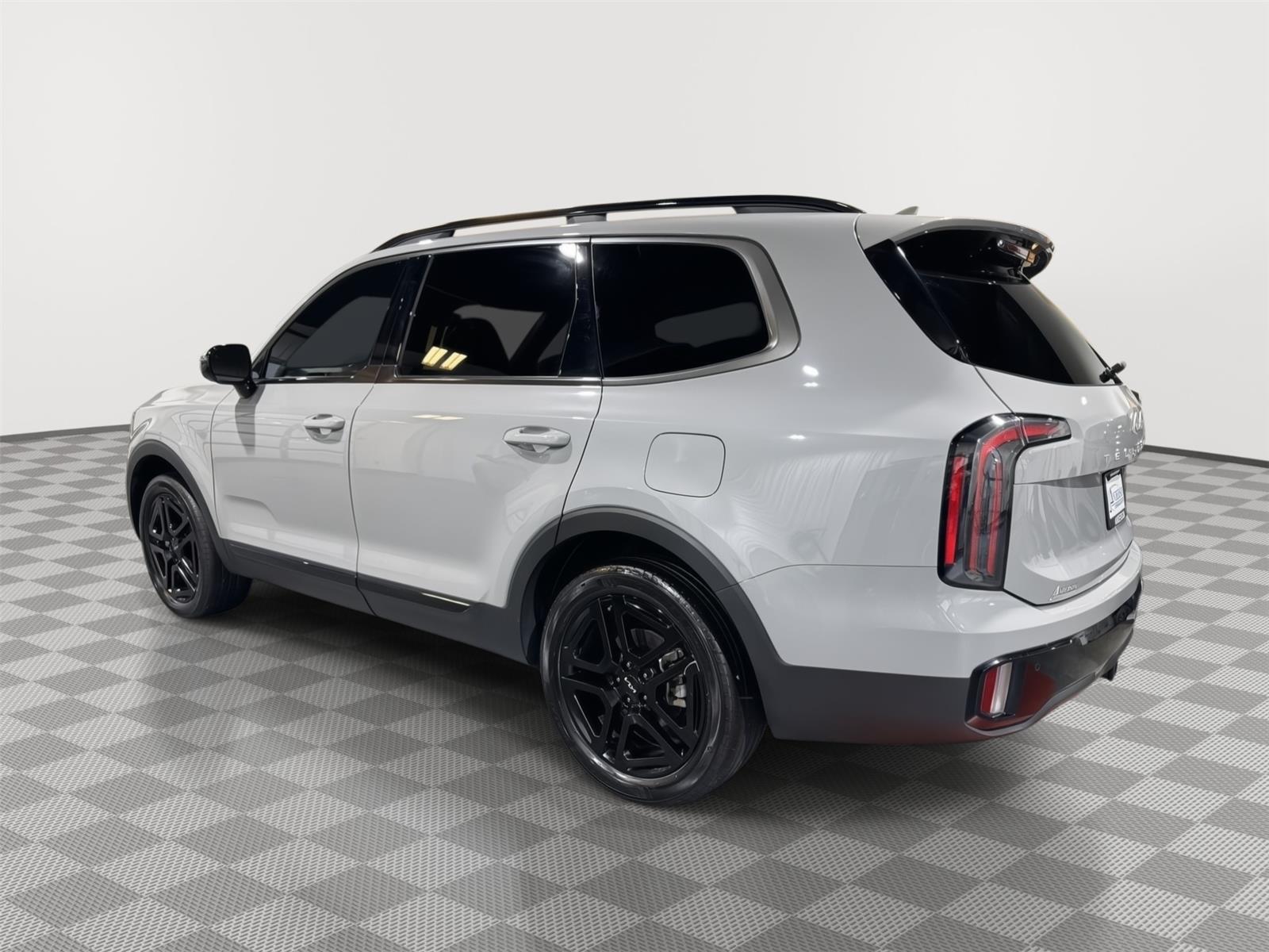 Vehicle photo 9