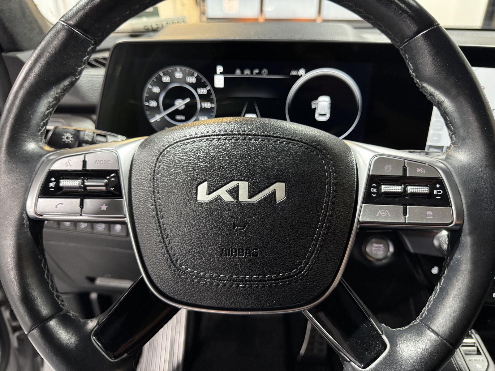Vehicle photo 12
