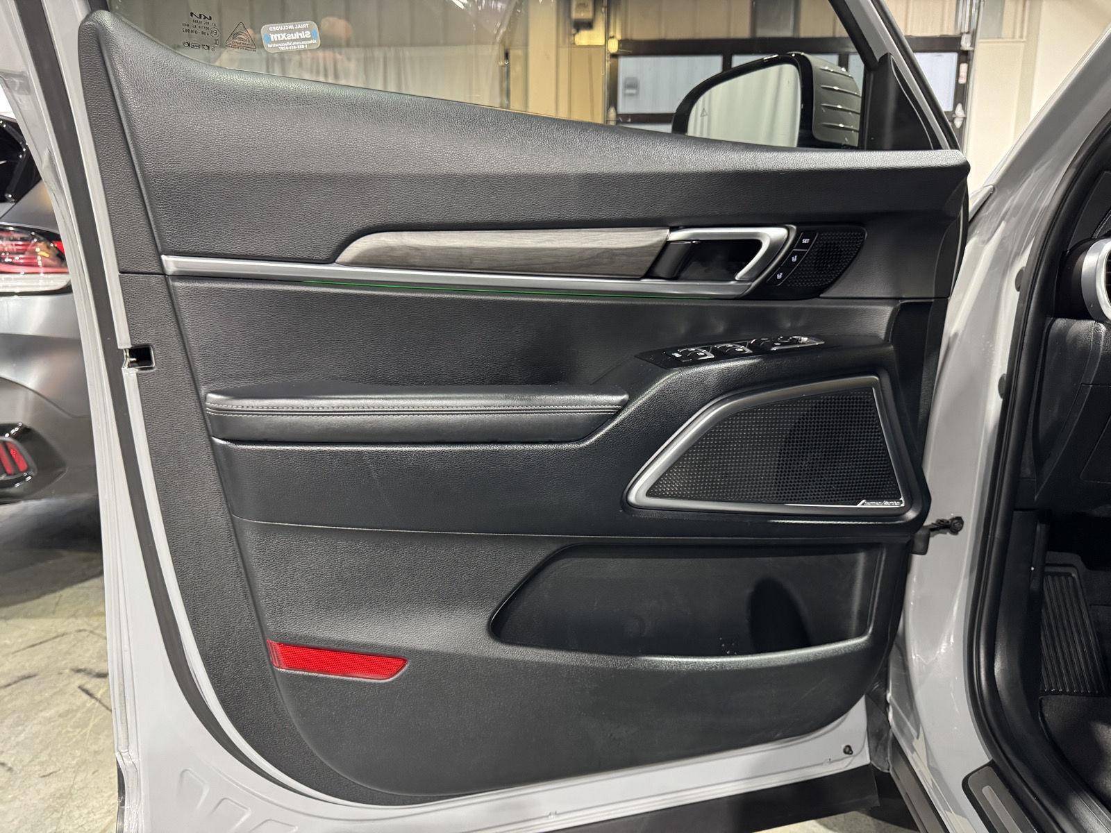 Vehicle photo 15