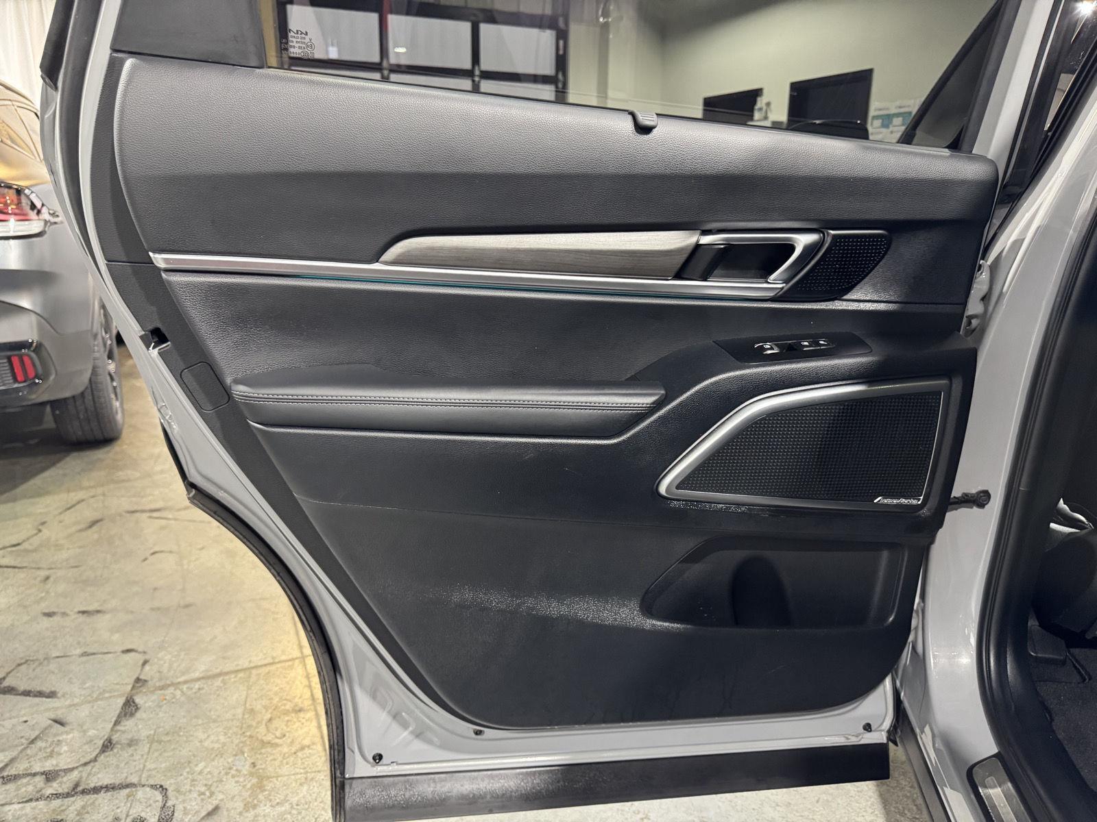 Vehicle photo 25