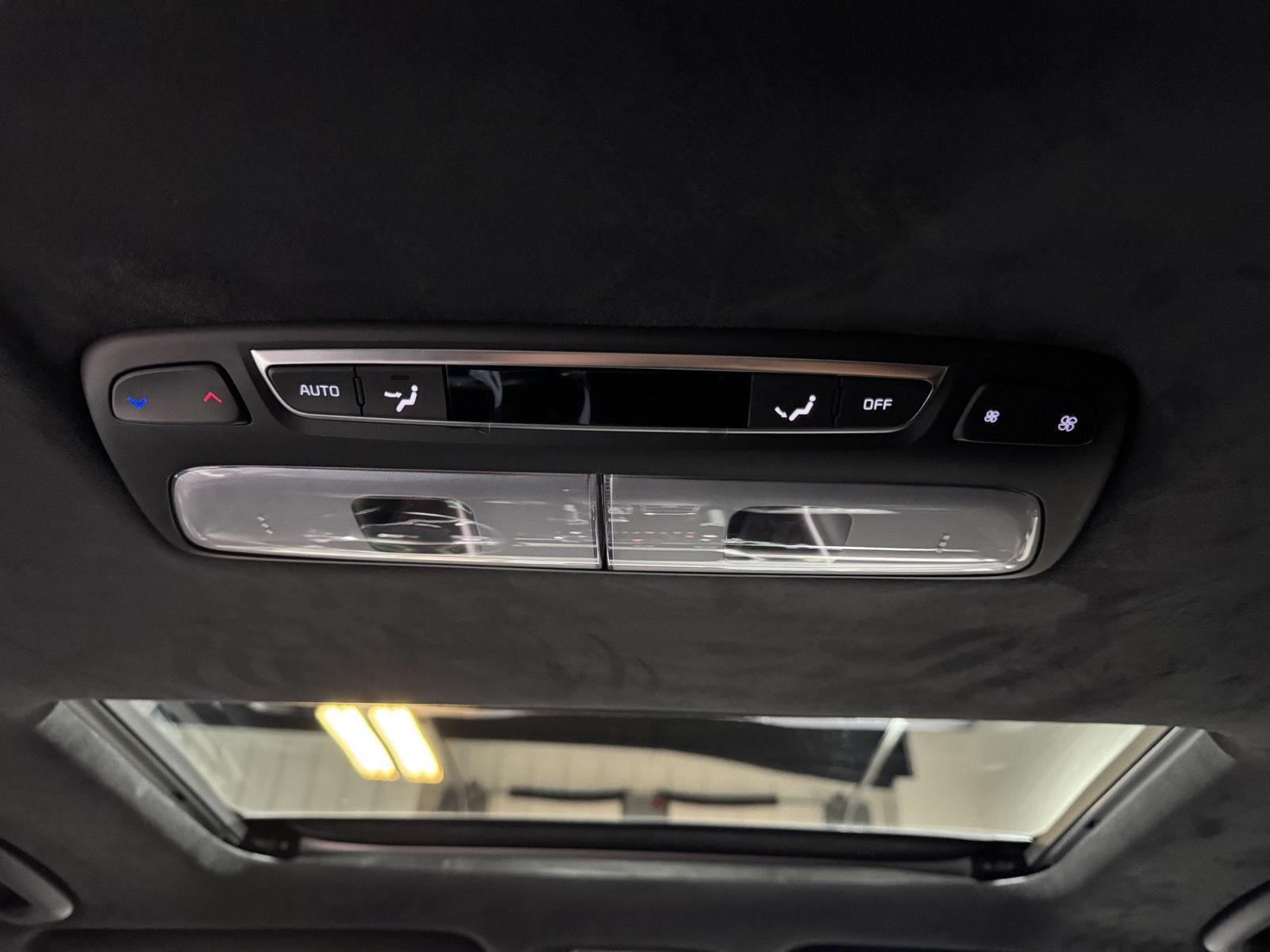 Vehicle photo 32