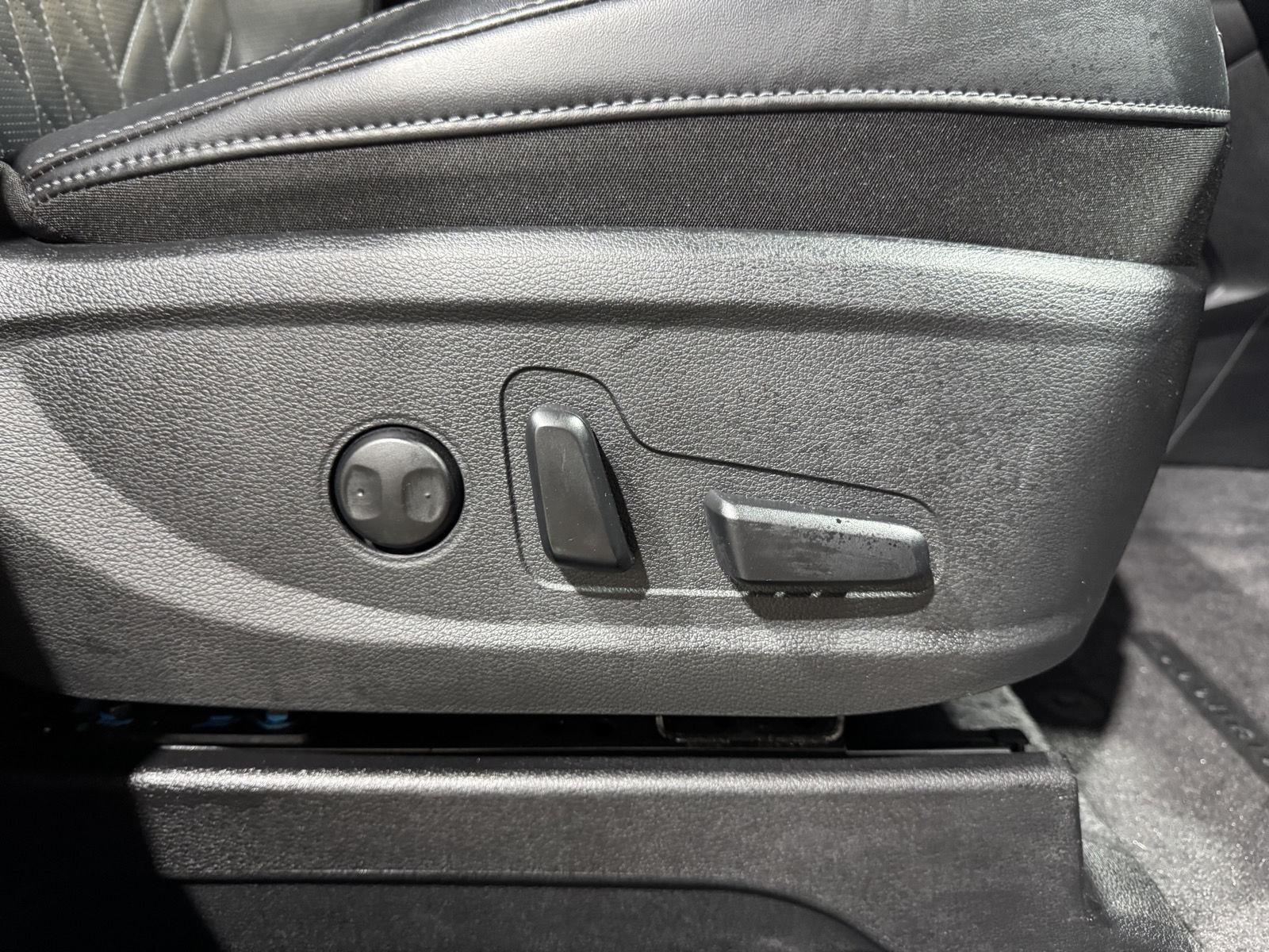 Vehicle photo 24