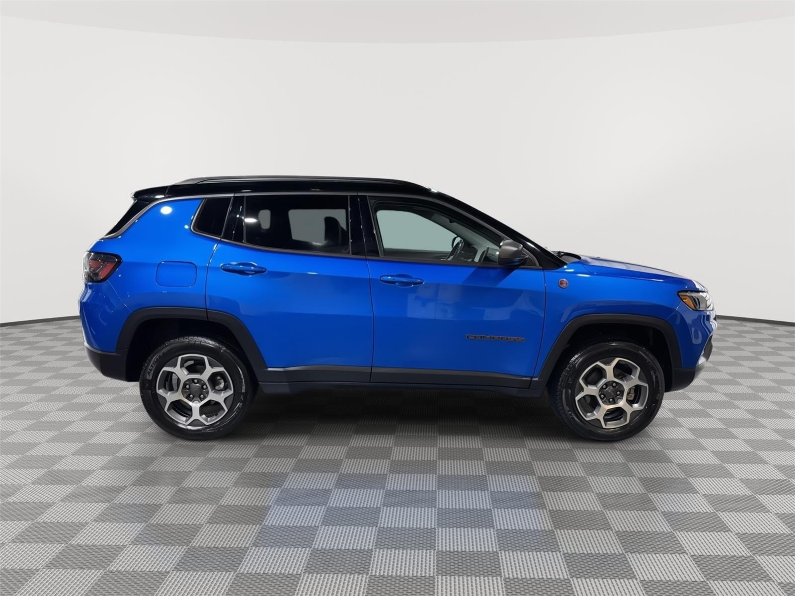 Vehicle photo 7