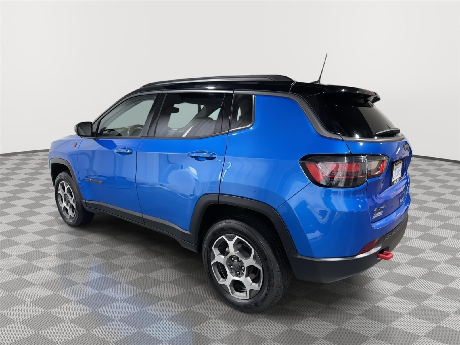 Vehicle photo 10