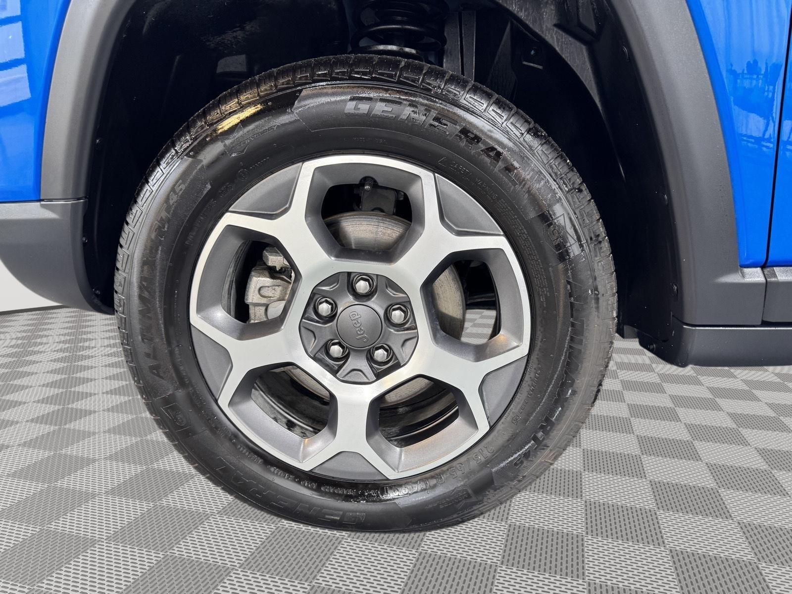 Vehicle photo 11