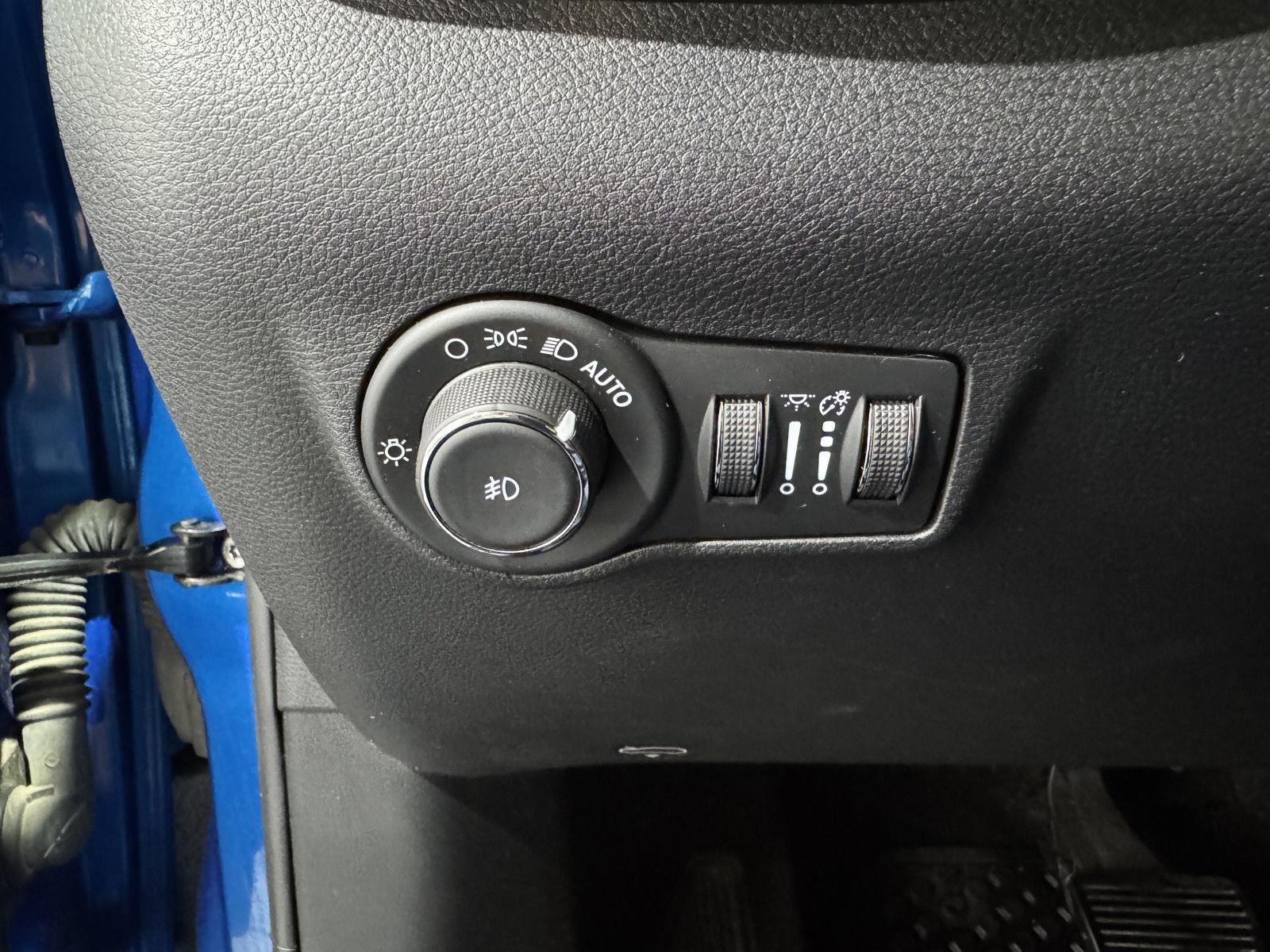Vehicle photo 17