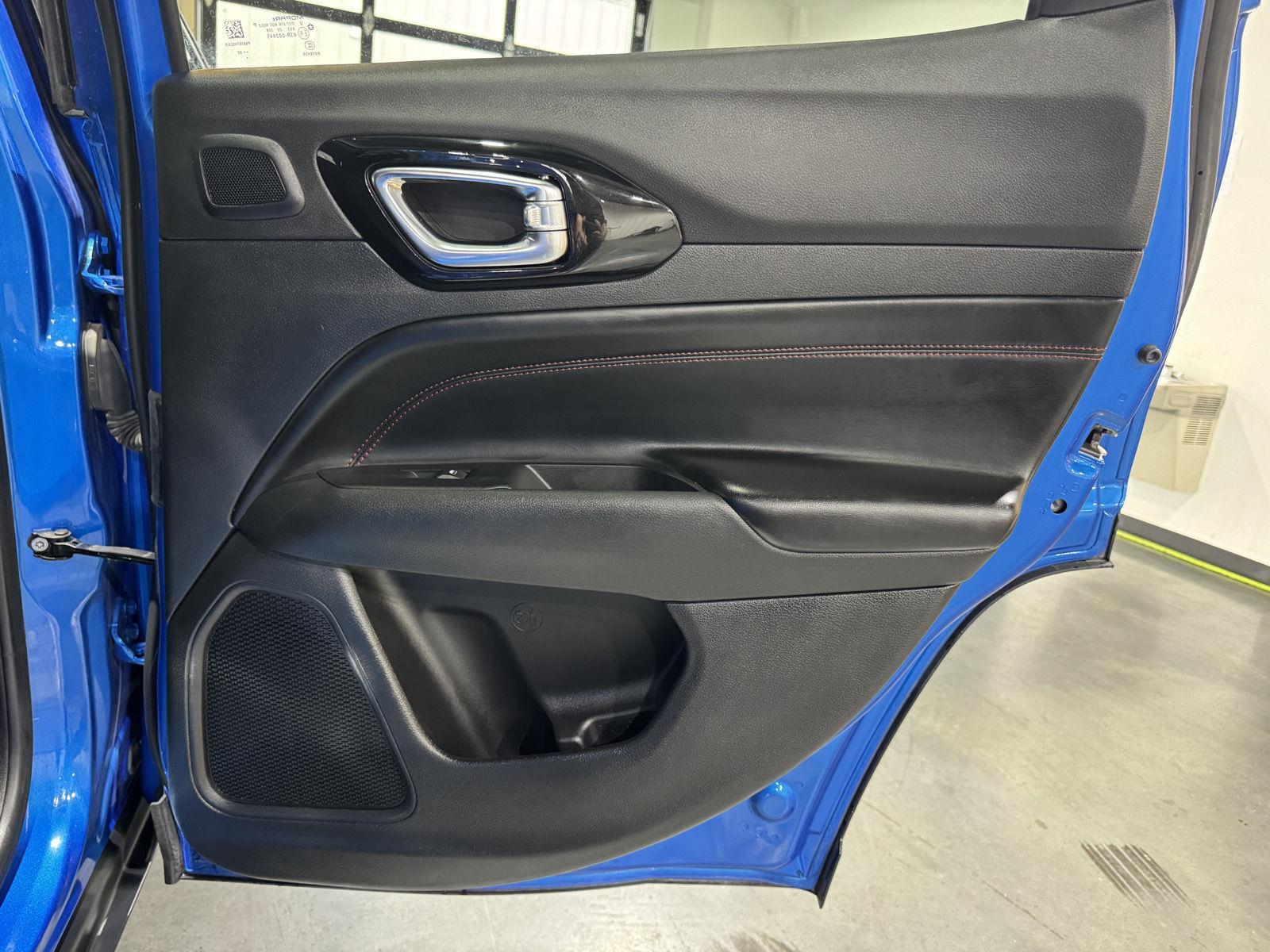 Vehicle photo 28