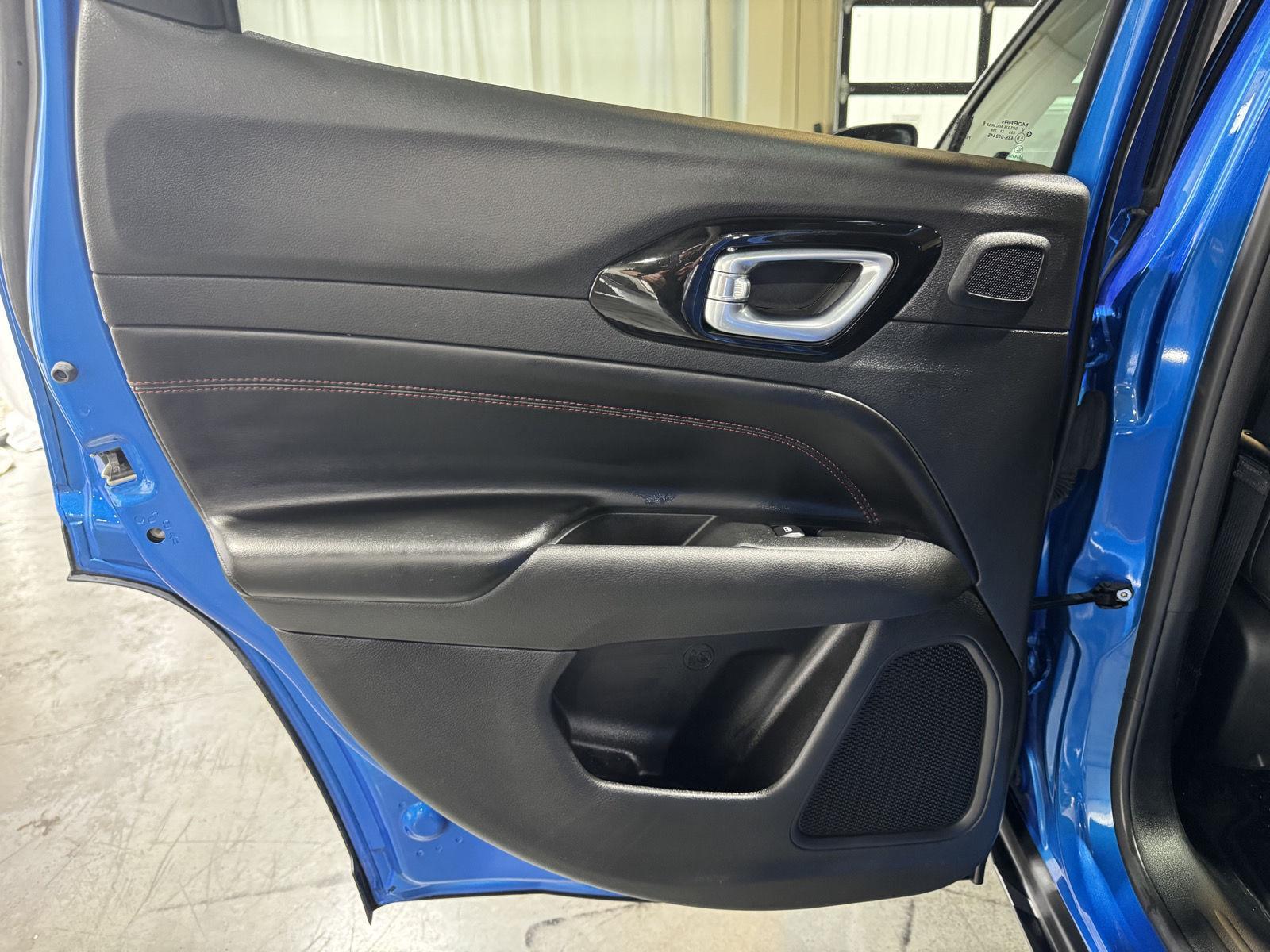 Vehicle photo 30