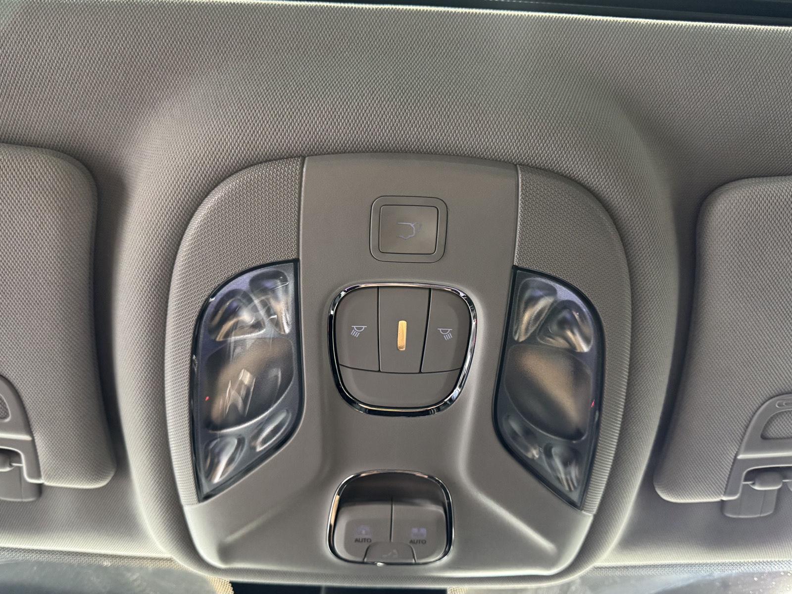 Vehicle photo 32