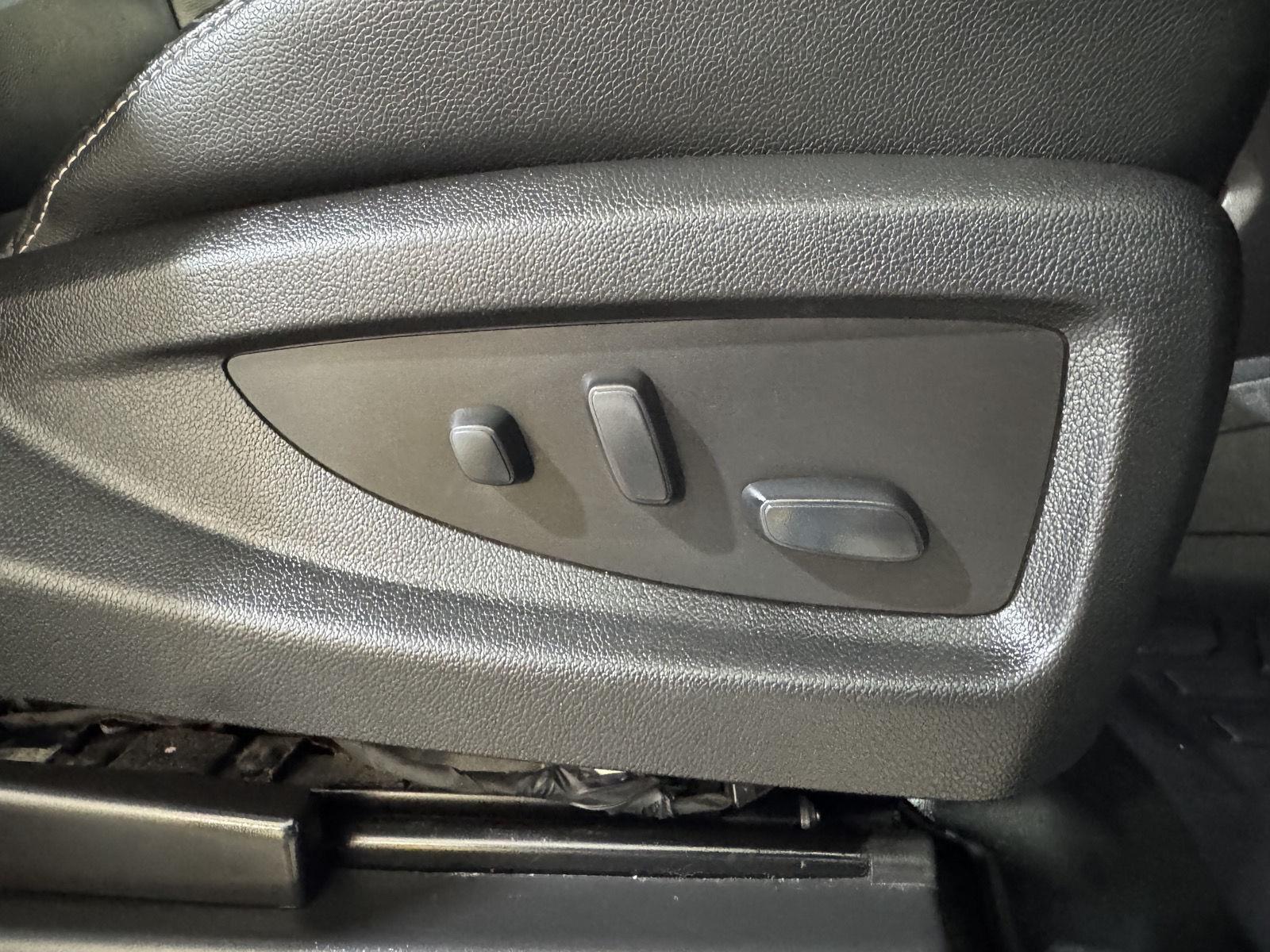 Vehicle photo 28
