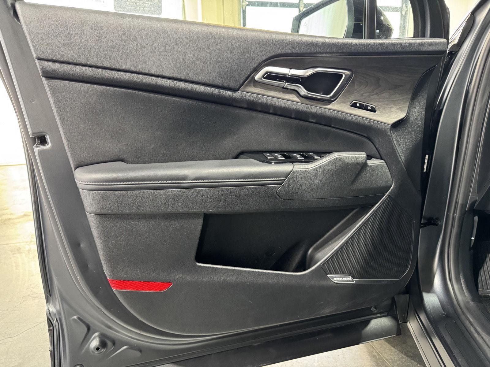 Vehicle photo 17