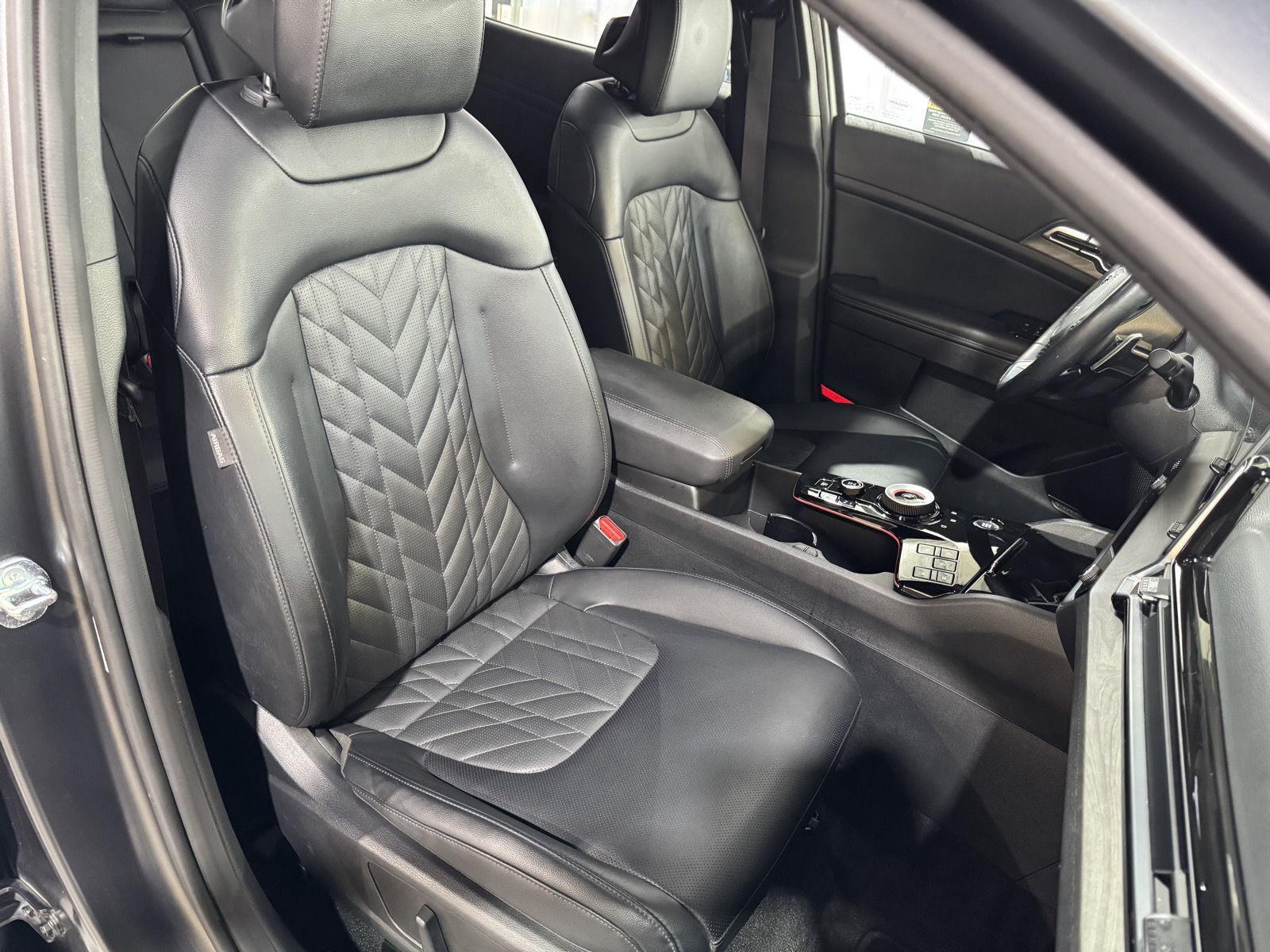 Vehicle photo 25