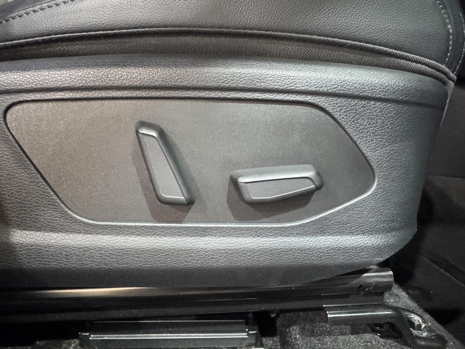 Vehicle photo 26