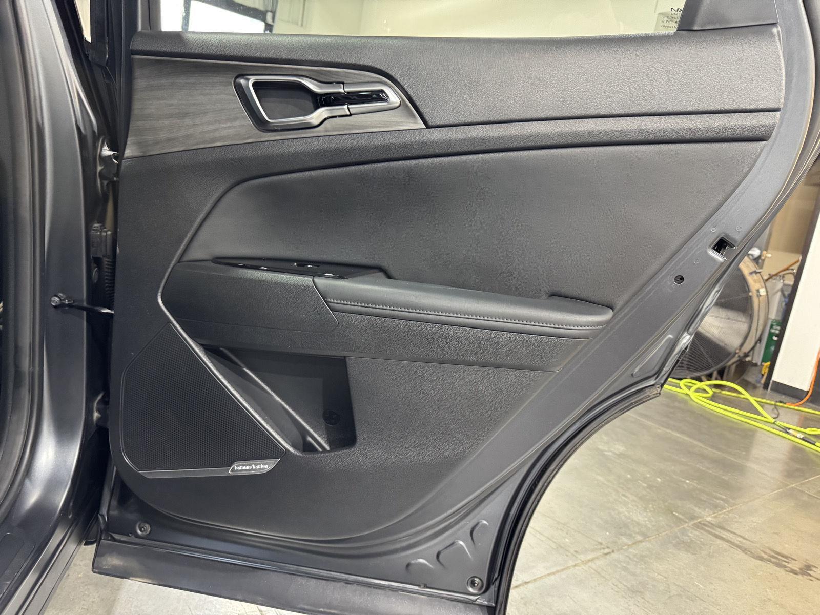 Vehicle photo 27