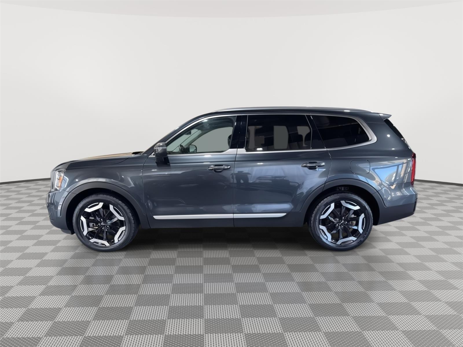 Used 2024 Kia Telluride S with VIN 5XYP6DGC9RG549532 for sale in Kansas City