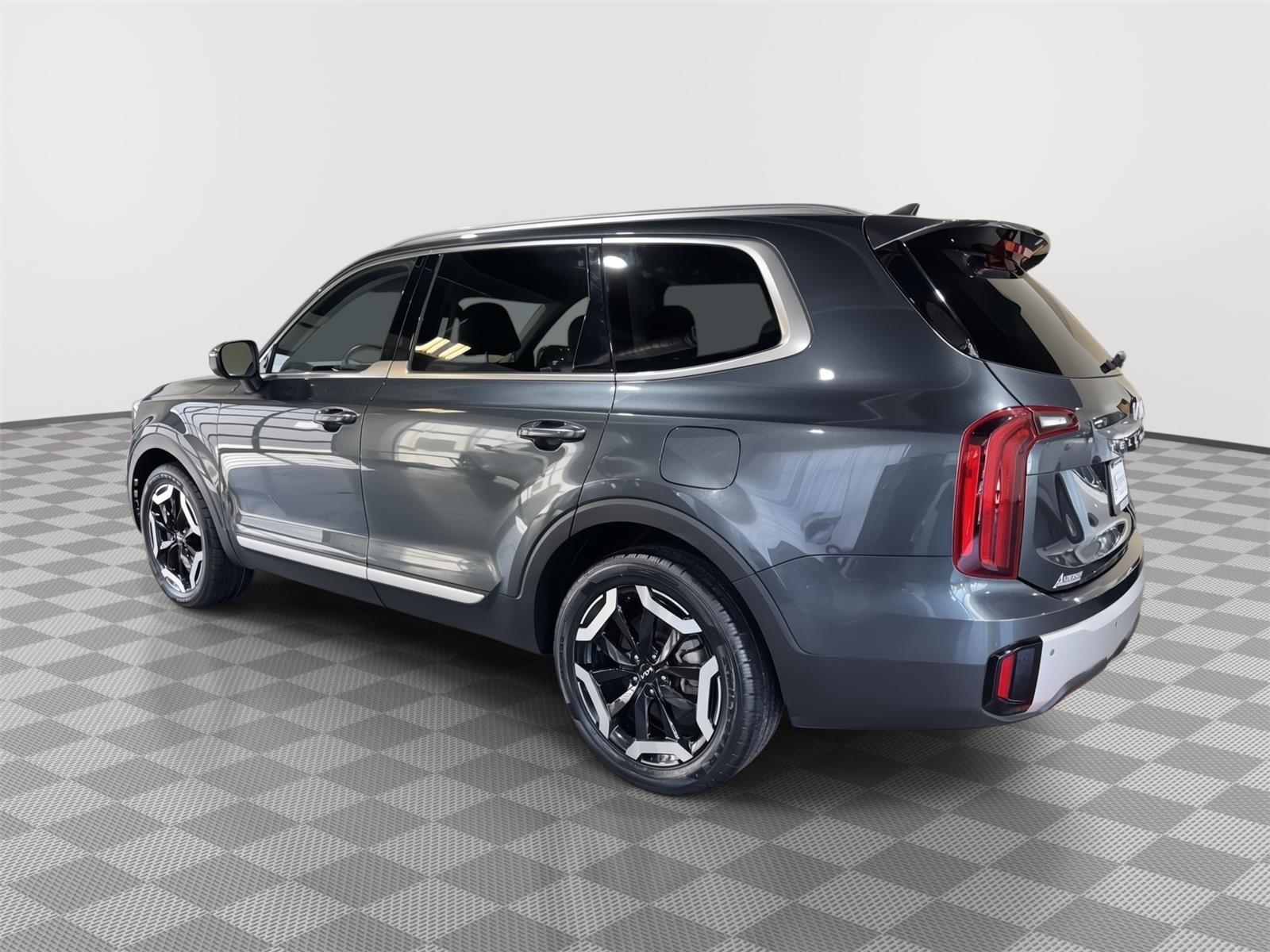 Vehicle photo 10