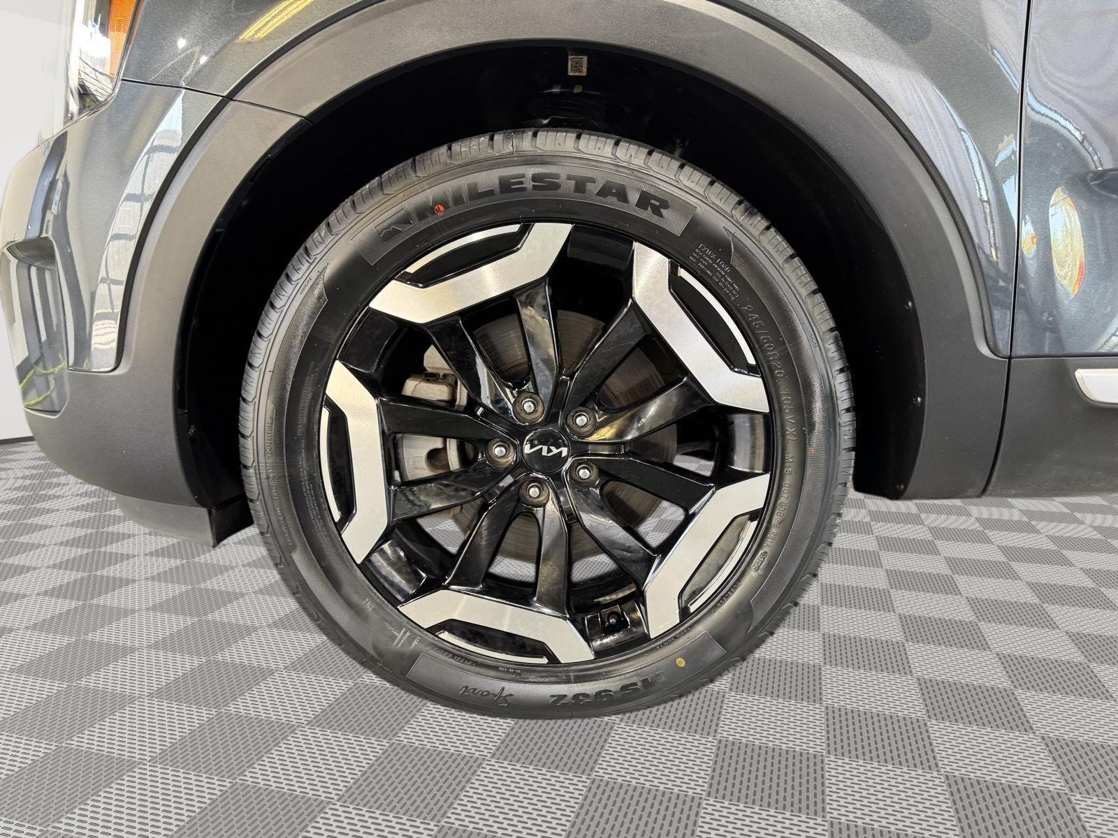 Vehicle photo 11