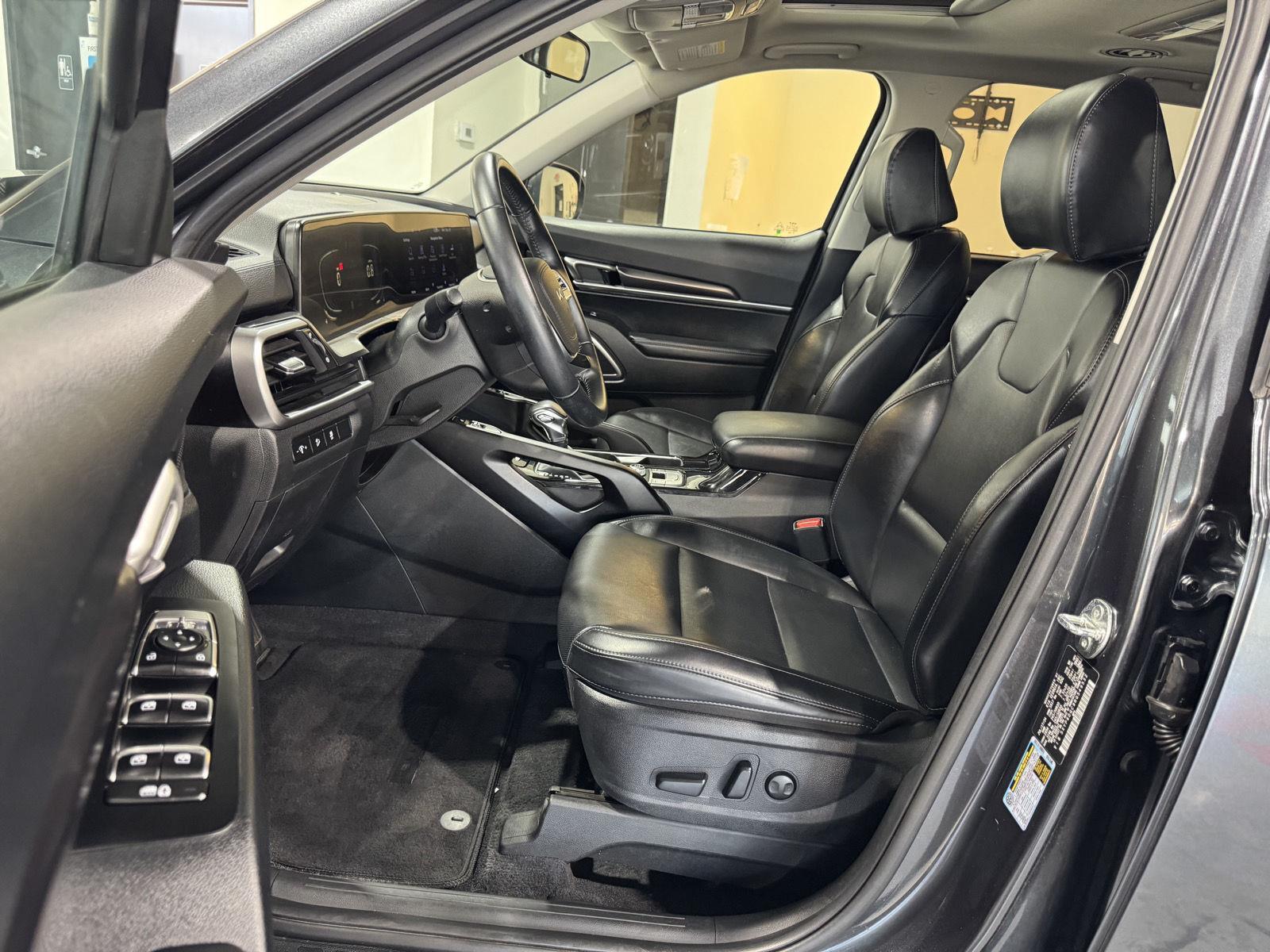 Vehicle photo 19