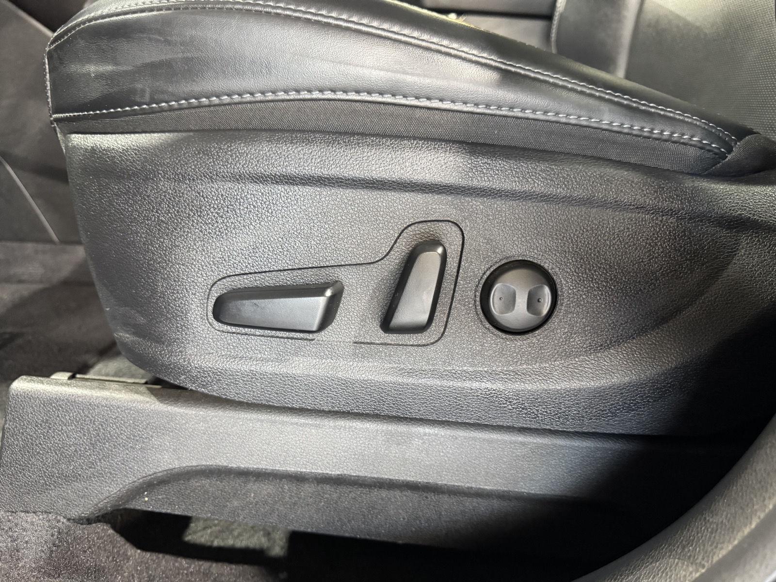 Vehicle photo 21