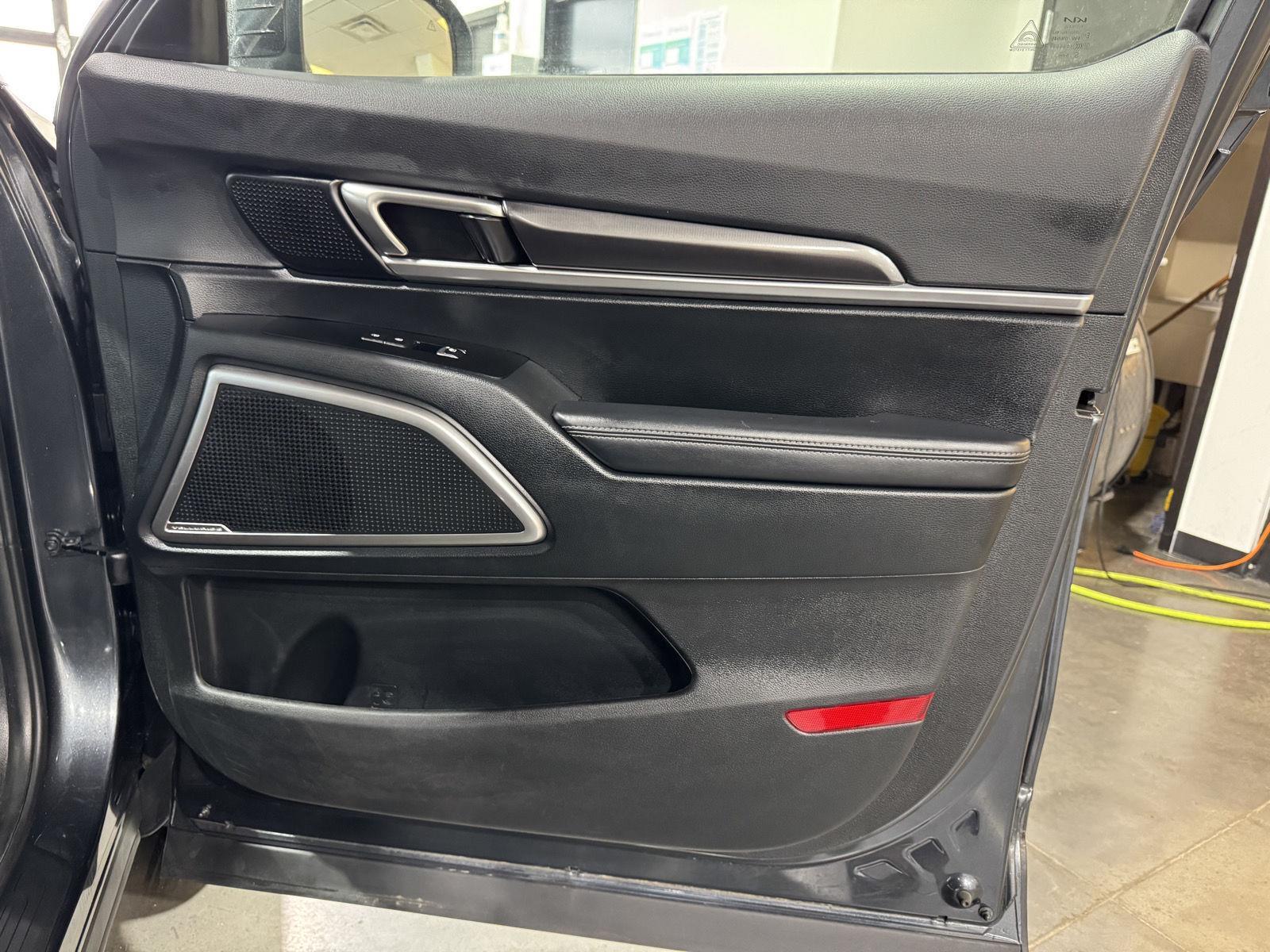 Vehicle photo 24