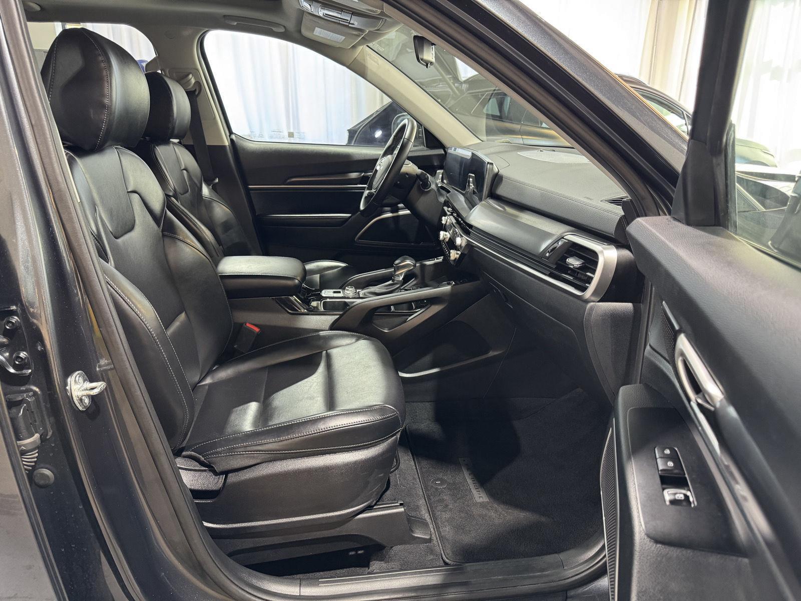 Vehicle photo 25