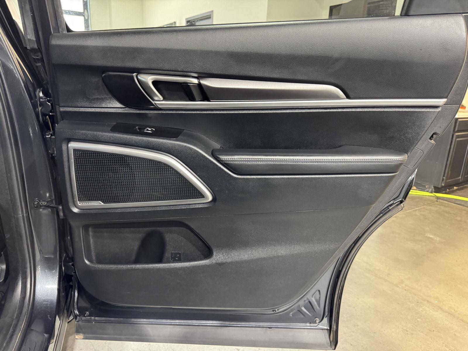 Vehicle photo 27