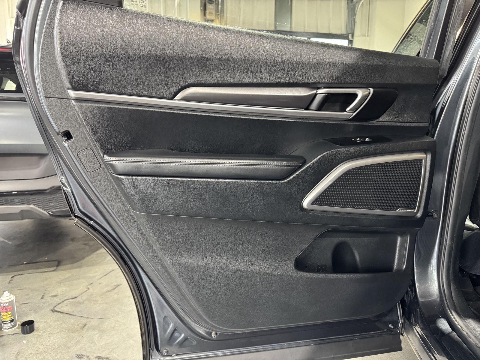 Vehicle photo 30
