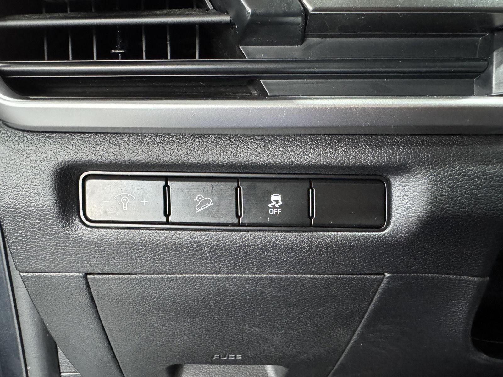Vehicle photo 18