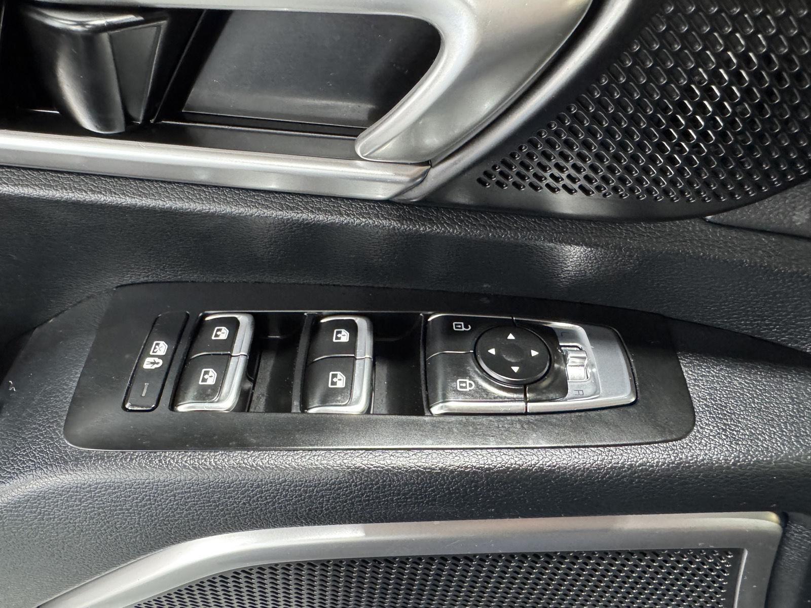 Vehicle photo 17