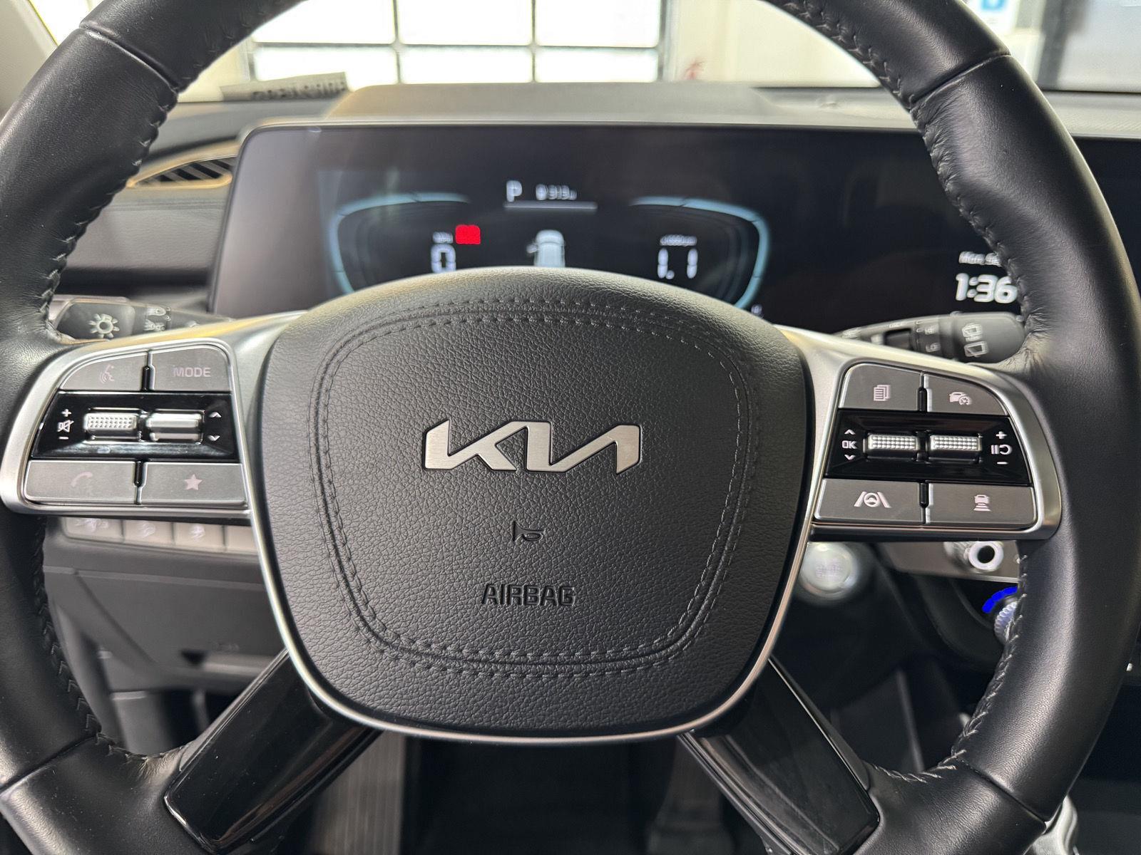 Vehicle photo 13