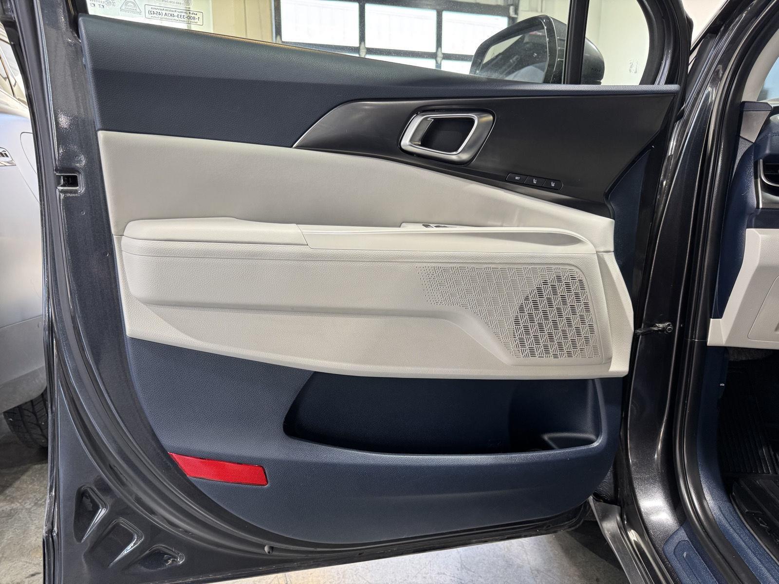 Vehicle photo 17