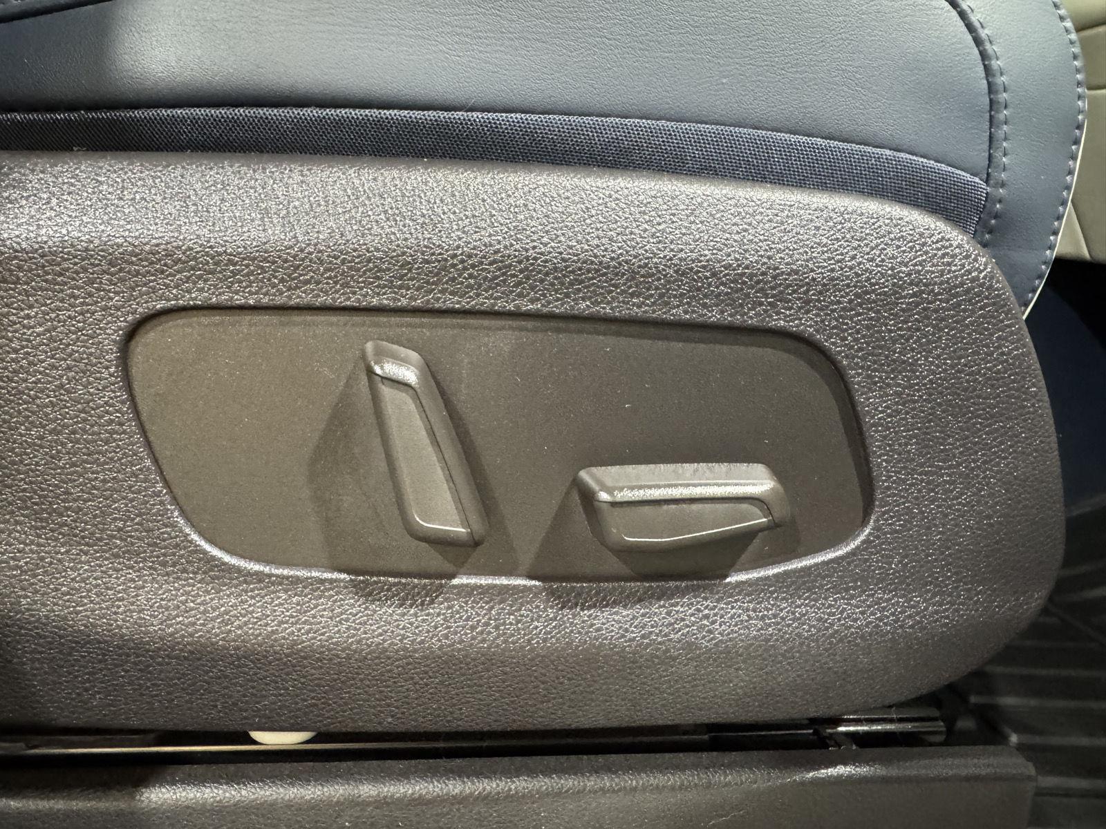 Vehicle photo 25