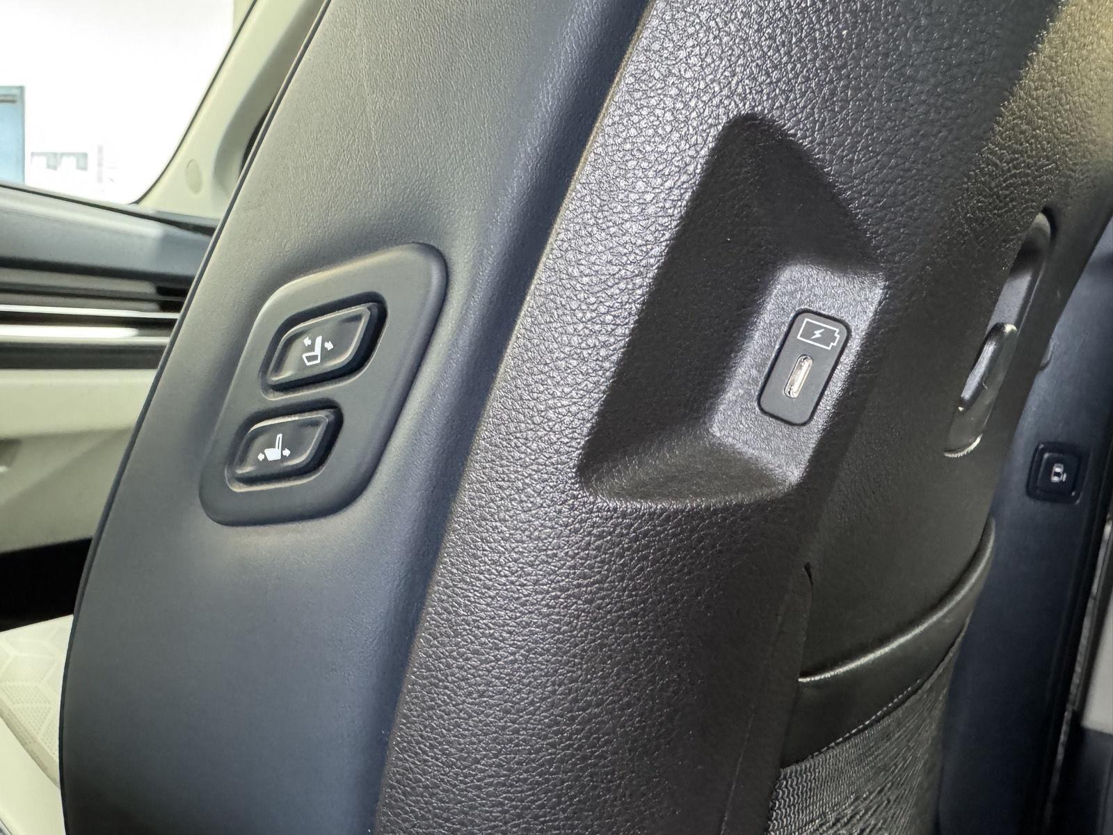 Vehicle photo 43