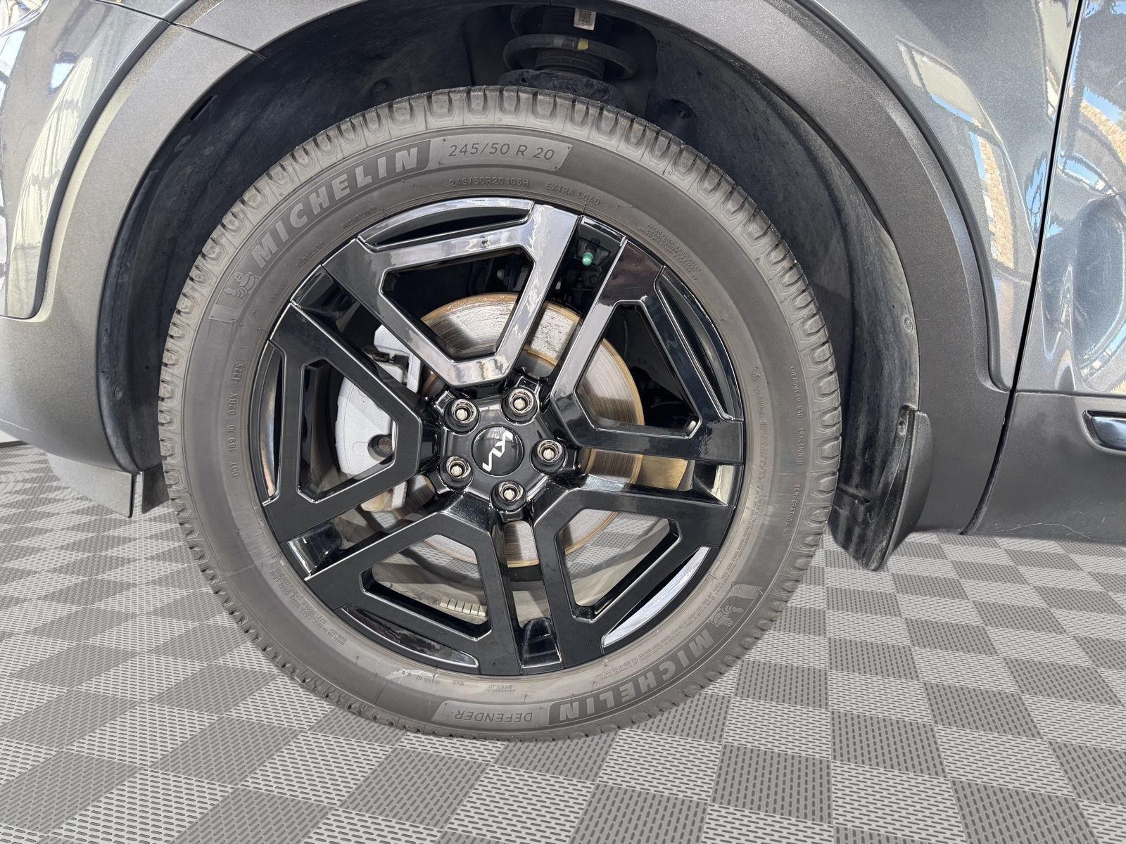 Vehicle photo 11