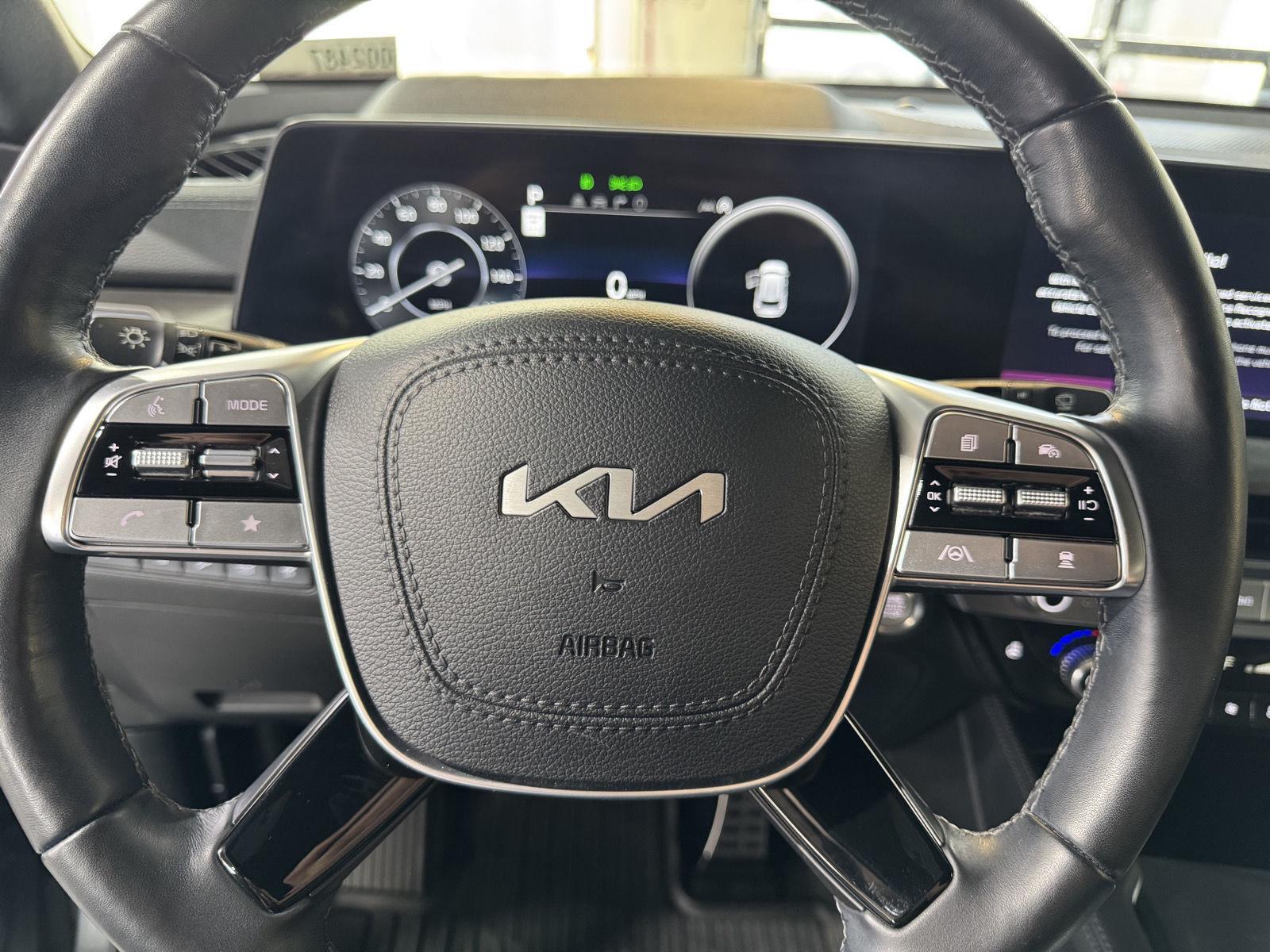 Vehicle photo 14