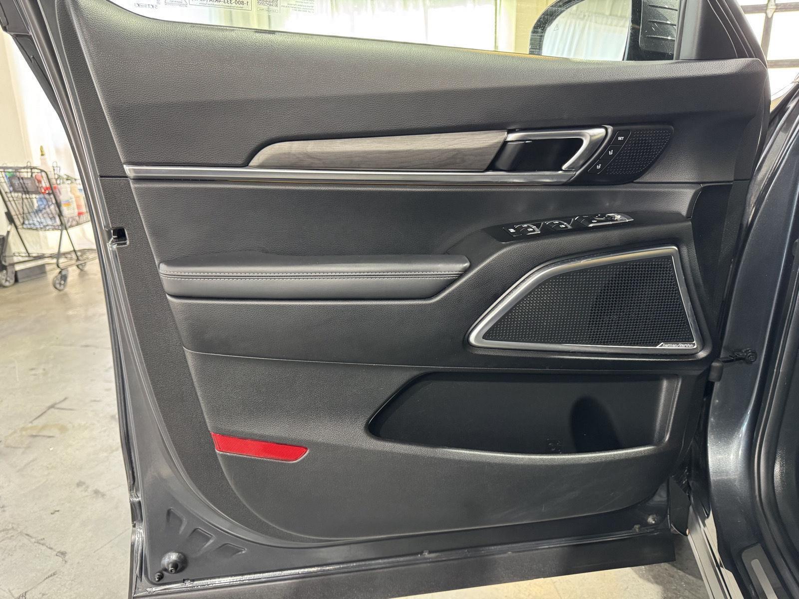 Vehicle photo 17