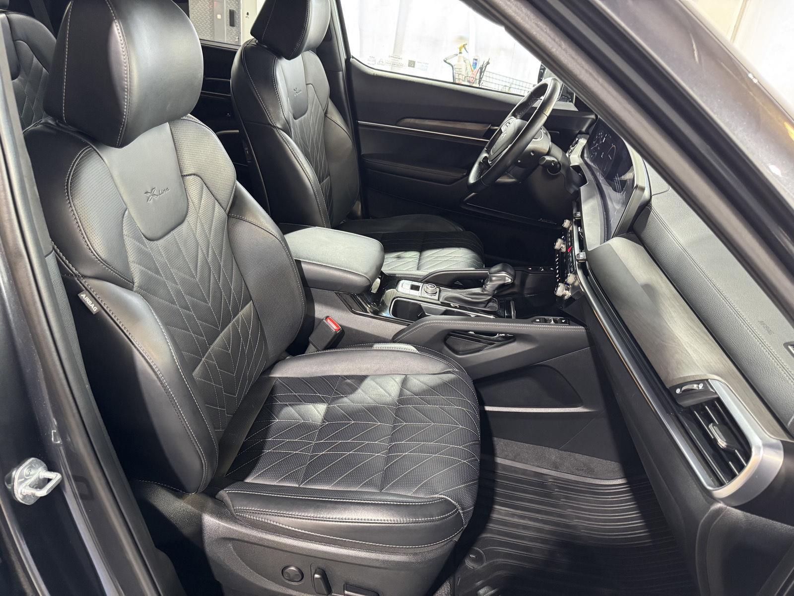 Vehicle photo 23