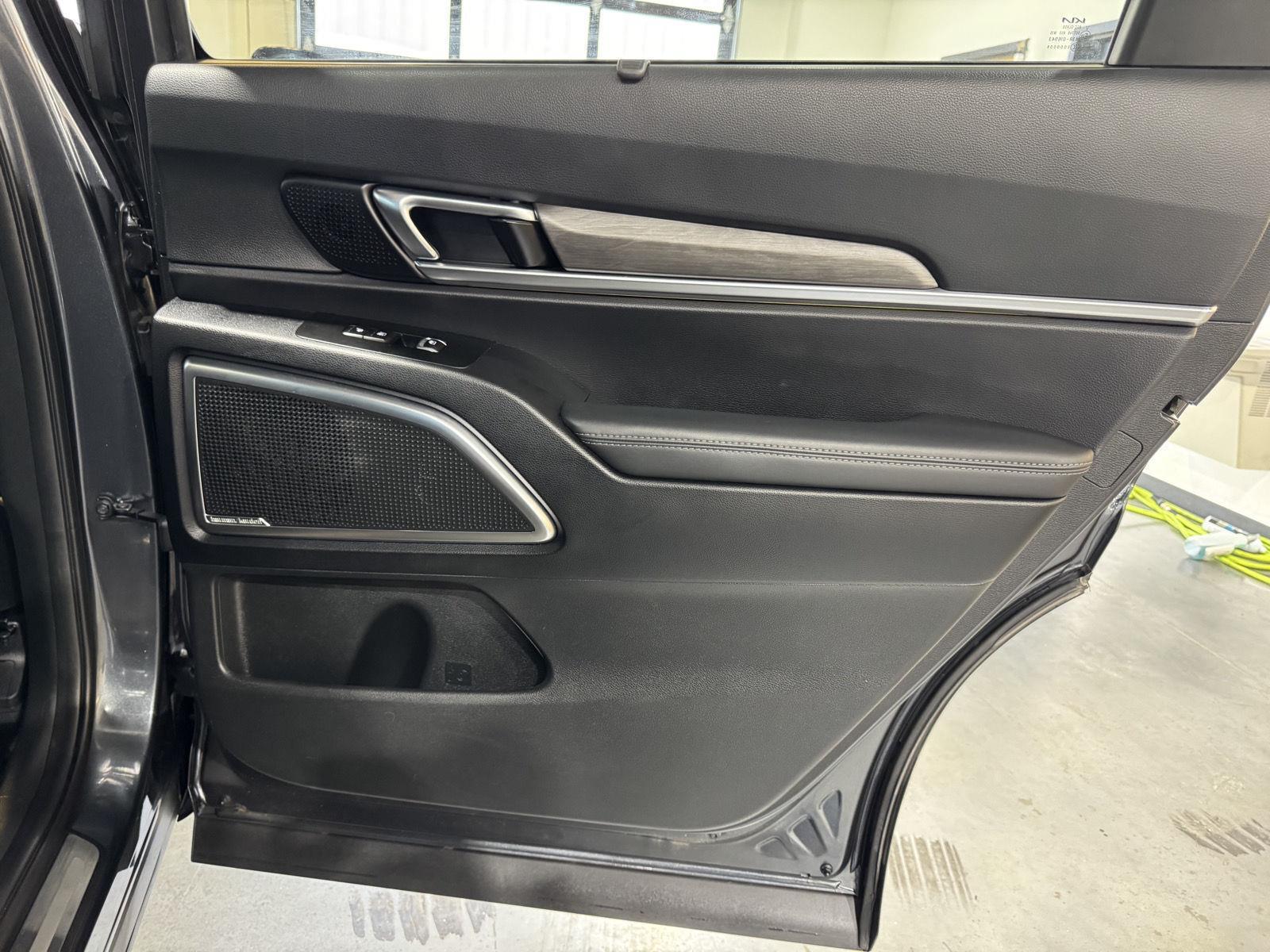 Vehicle photo 25