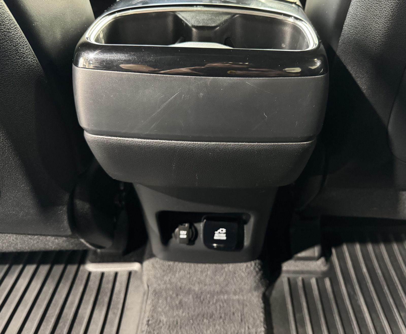 Vehicle photo 37